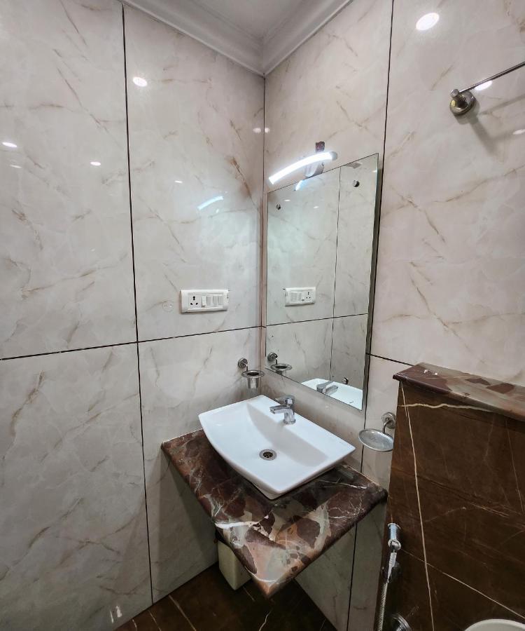 Capital O 6408 Hotel Delhi Heart نيودلهي المظهر الخارجي الصورة