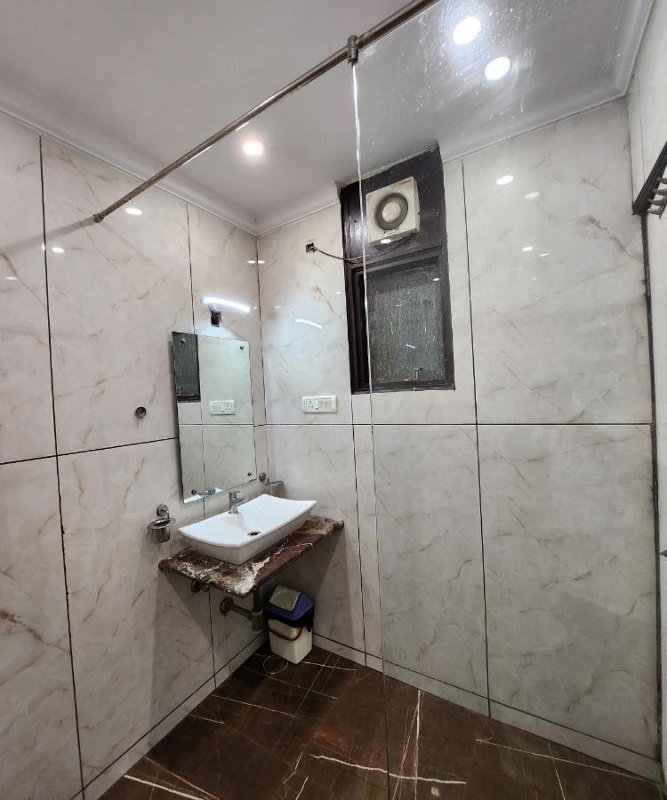 Capital O 6408 Hotel Delhi Heart نيودلهي المظهر الخارجي الصورة
