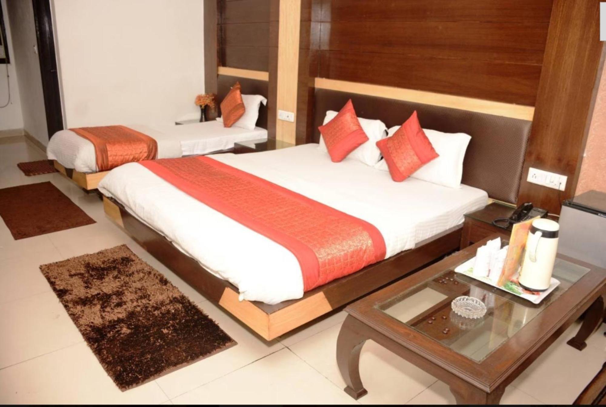 Capital O 6408 Hotel Delhi Heart نيودلهي المظهر الخارجي الصورة