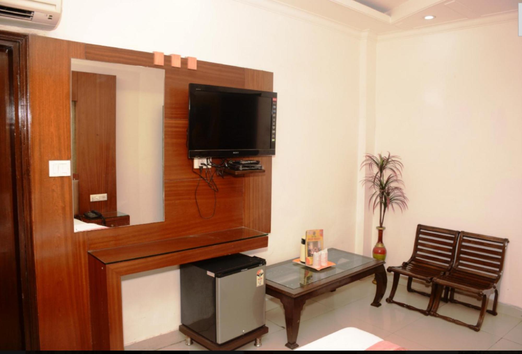 Capital O 6408 Hotel Delhi Heart نيودلهي المظهر الخارجي الصورة