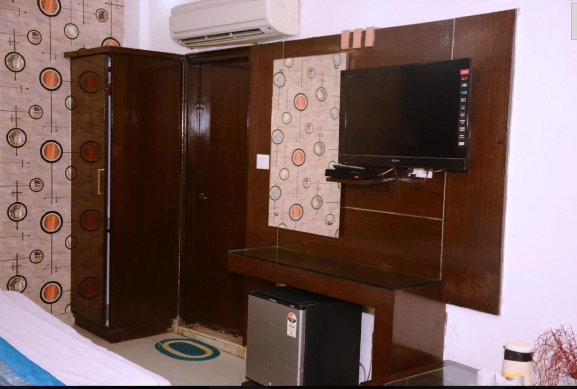 Capital O 6408 Hotel Delhi Heart نيودلهي المظهر الخارجي الصورة