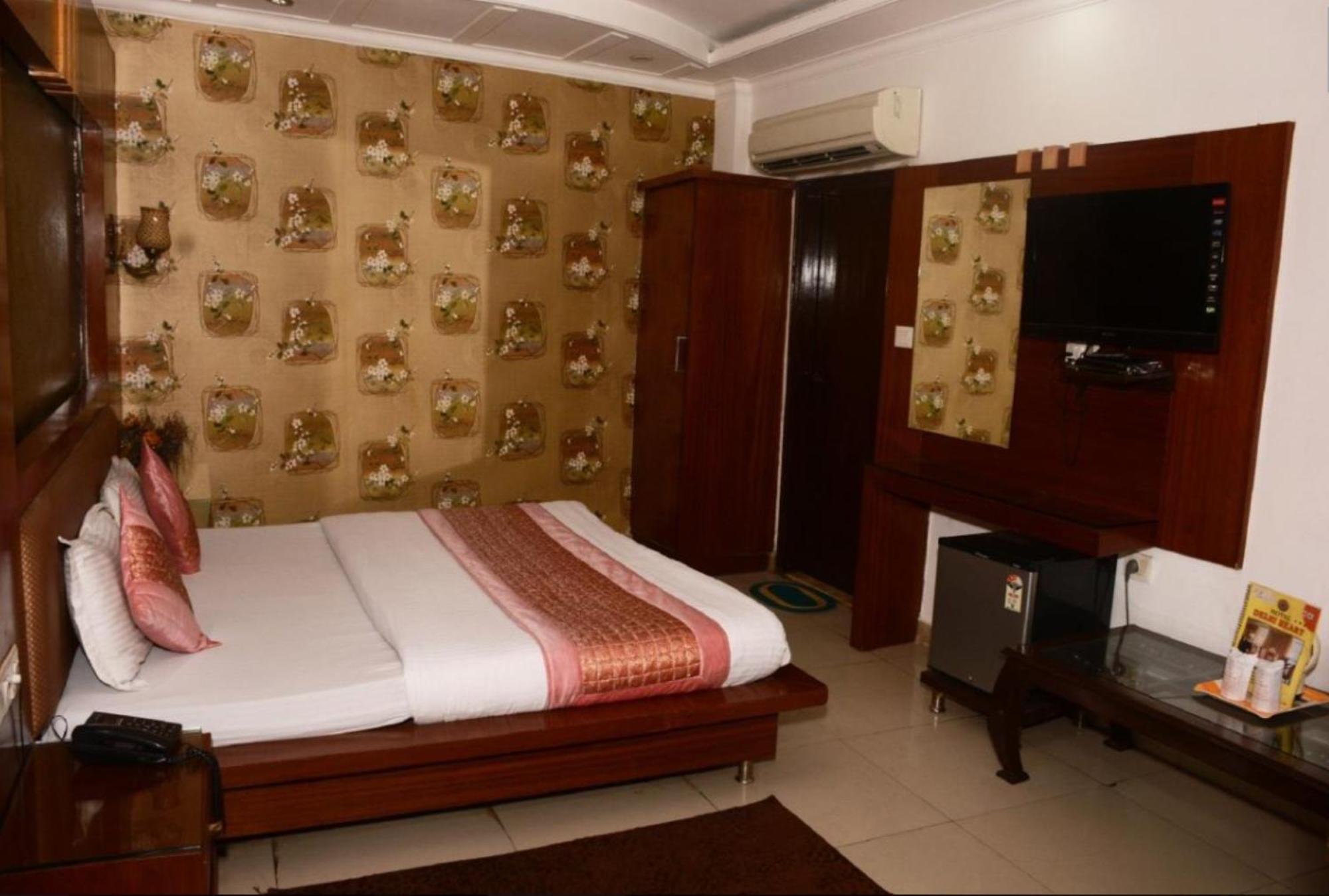 Capital O 6408 Hotel Delhi Heart نيودلهي المظهر الخارجي الصورة