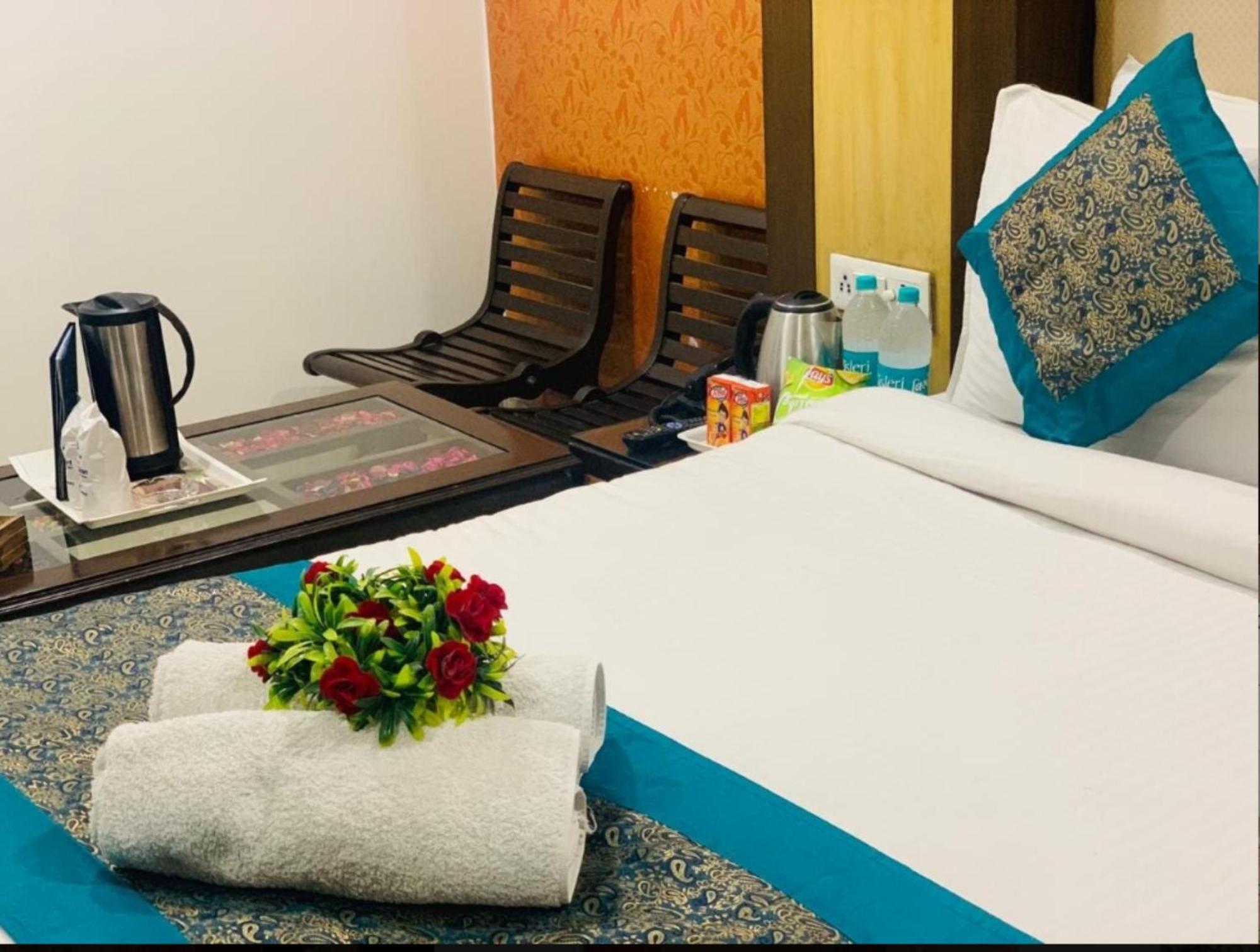 Capital O 6408 Hotel Delhi Heart نيودلهي المظهر الخارجي الصورة