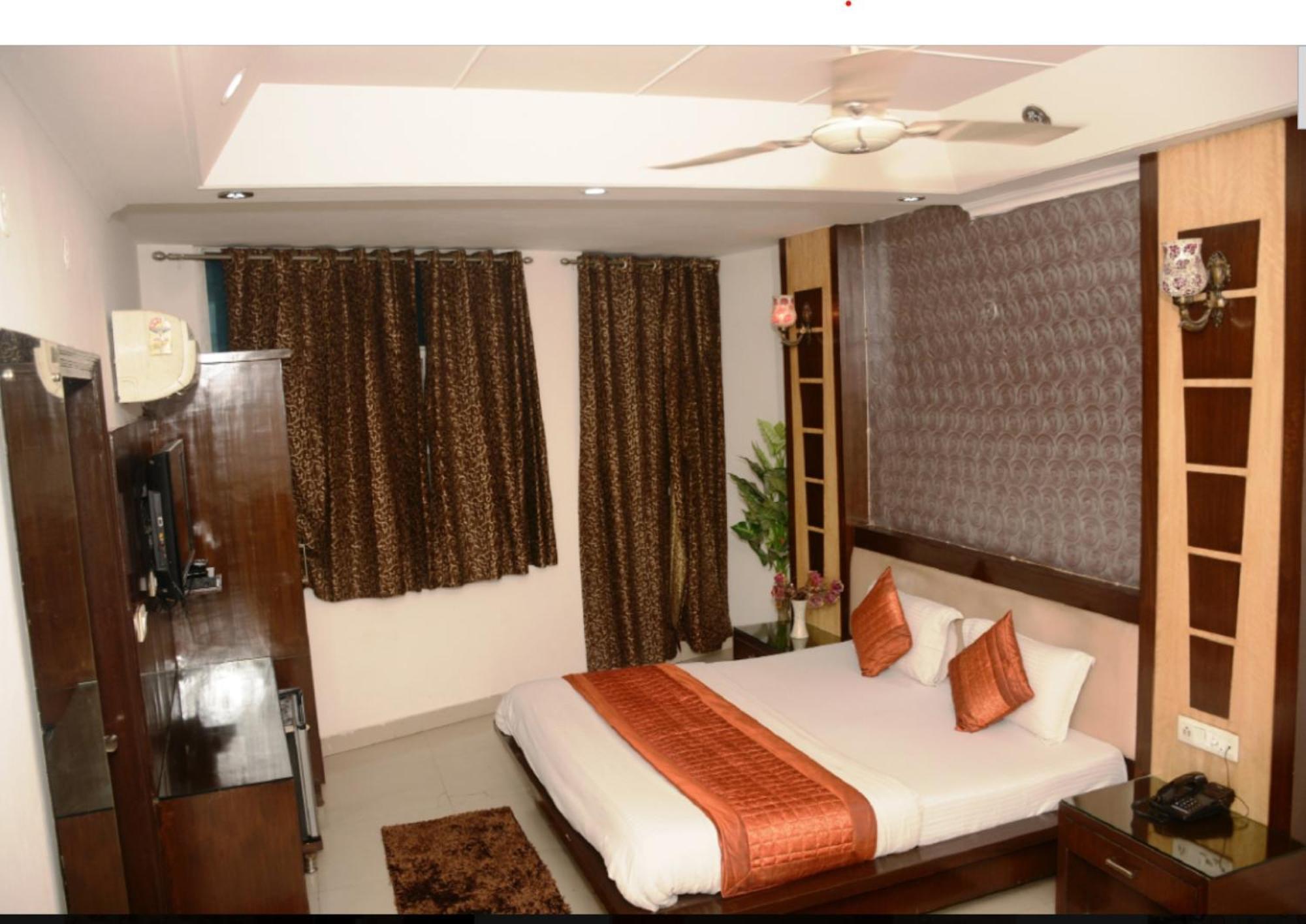 Capital O 6408 Hotel Delhi Heart نيودلهي المظهر الخارجي الصورة