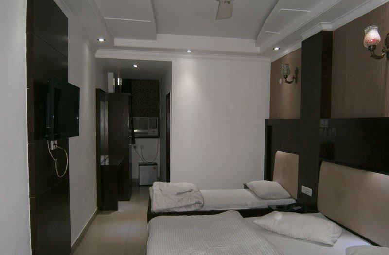 Capital O 6408 Hotel Delhi Heart نيودلهي المظهر الخارجي الصورة