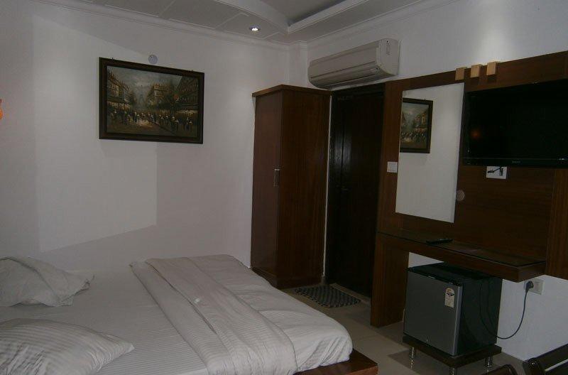 Capital O 6408 Hotel Delhi Heart نيودلهي المظهر الخارجي الصورة