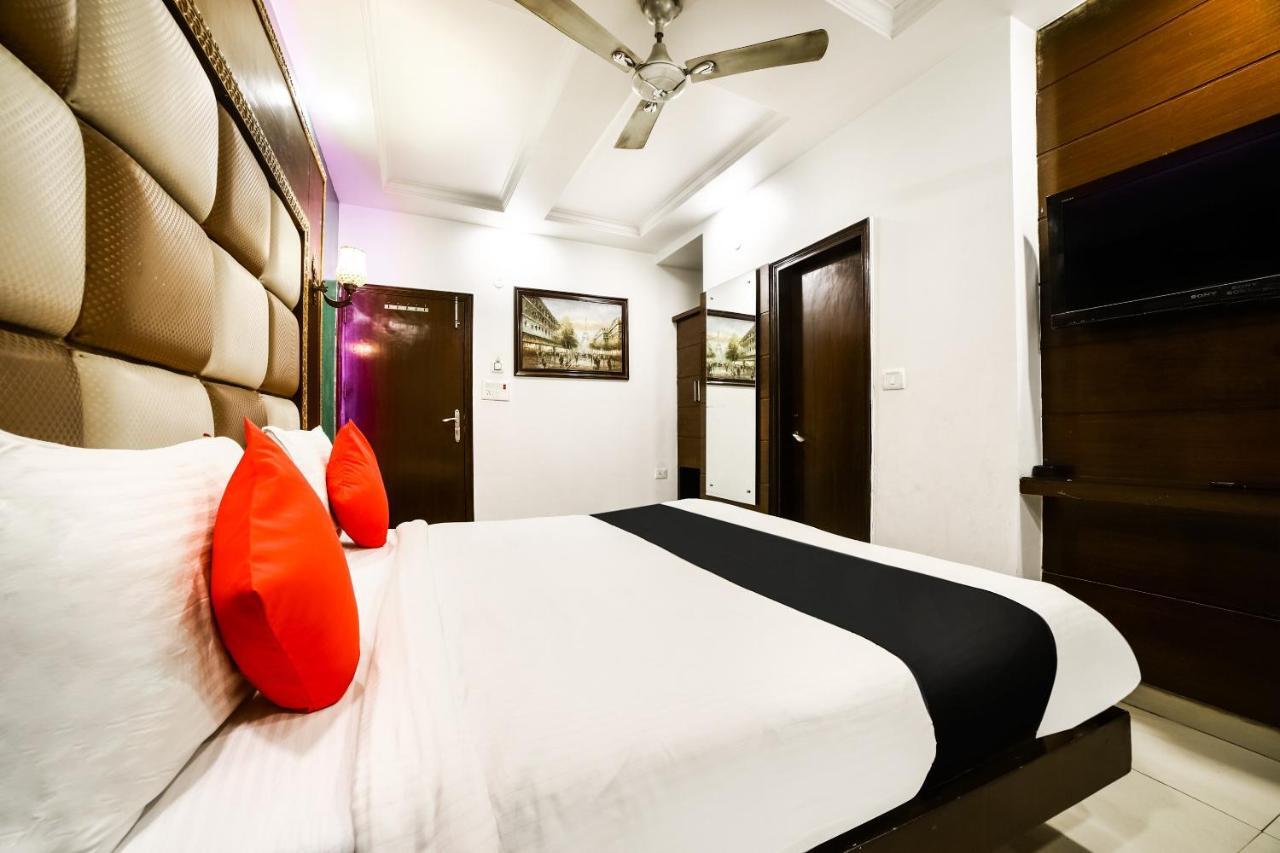 Capital O 6408 Hotel Delhi Heart نيودلهي الغرفة الصورة